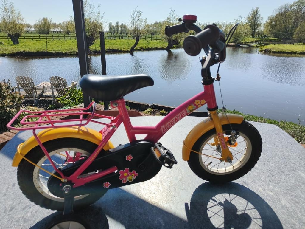 Loekie kinderfiets 12 inch roze/geel met zijwieltjes, Fietsen en Brommers, Fietsen | Kinderfietsjes, Terugtraprem, Zijwieltjes