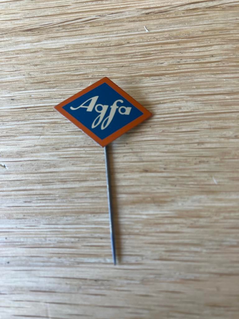 Vintage Agfa Speldje - Blauw met Oranje Rand, Ophalen of Verzenden, Zo goed als nieuw, Merk, Speldje of Pin
