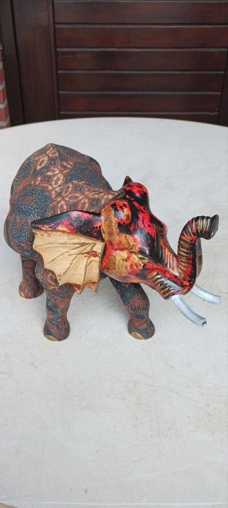 APARTE HOUTEN HANDGESNEDEN OLIFANT BEKLEED MET BATIK  DOEK, Antiek en Kunst, Ophalen of Verzenden