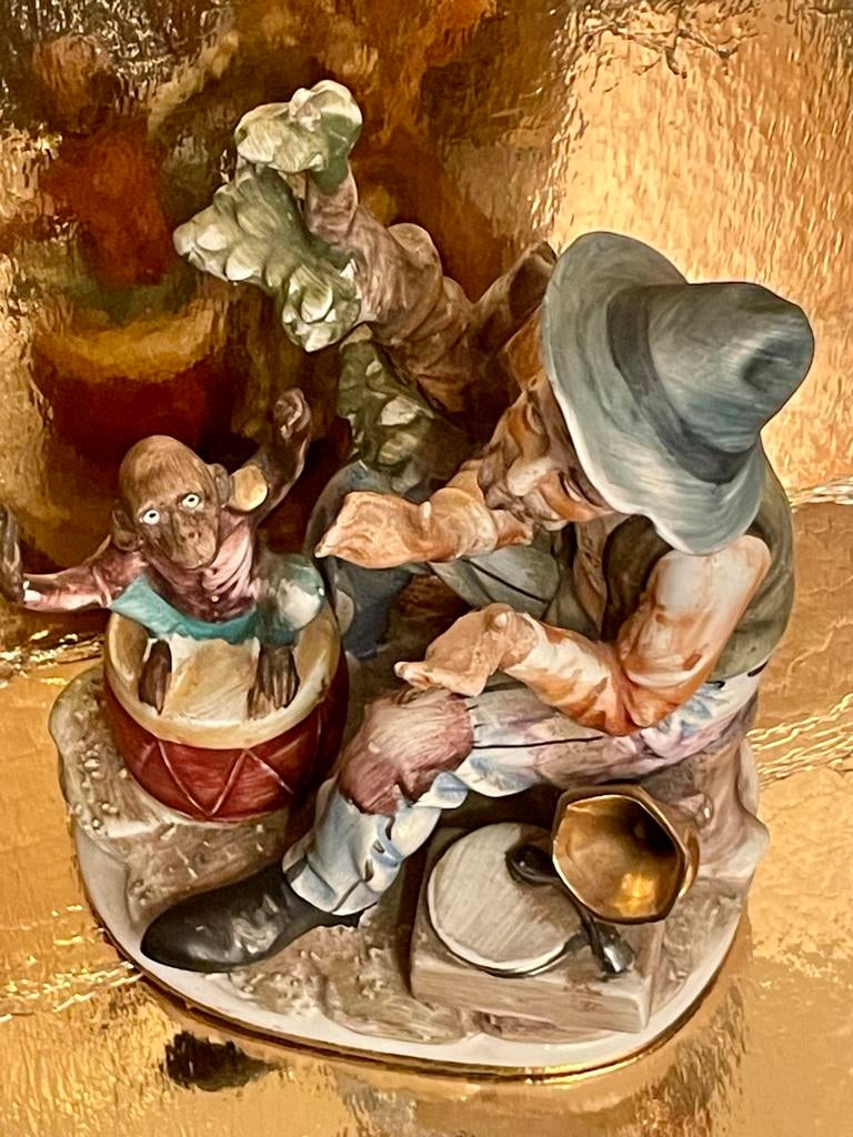 Beeldje van man met aapje en trommel, Antiek en Kunst, Minder dan 20 cm, Ophalen of Verzenden, Steen of Keramiek, Beeld