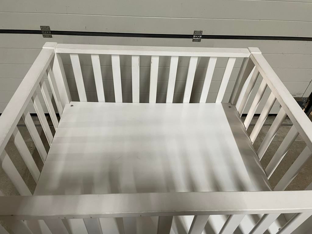 Witte houten box met wieltjes en verstelbare bodem, Kinderen en Baby's, Boxen, Ophalen, Gebruikt, Vierkant, In hoogte verstelbaar