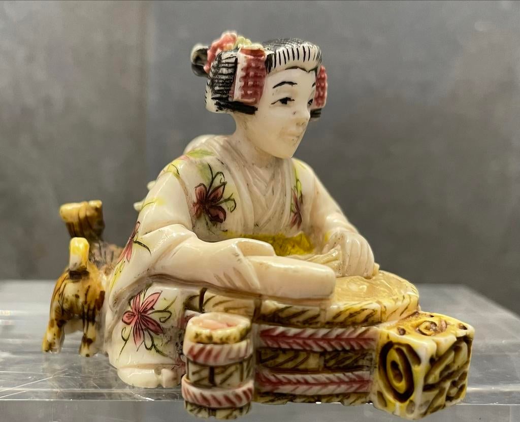 Antieke Ivoren Netsuke: Geisha met Kind en Hond, Ophalen of Verzenden