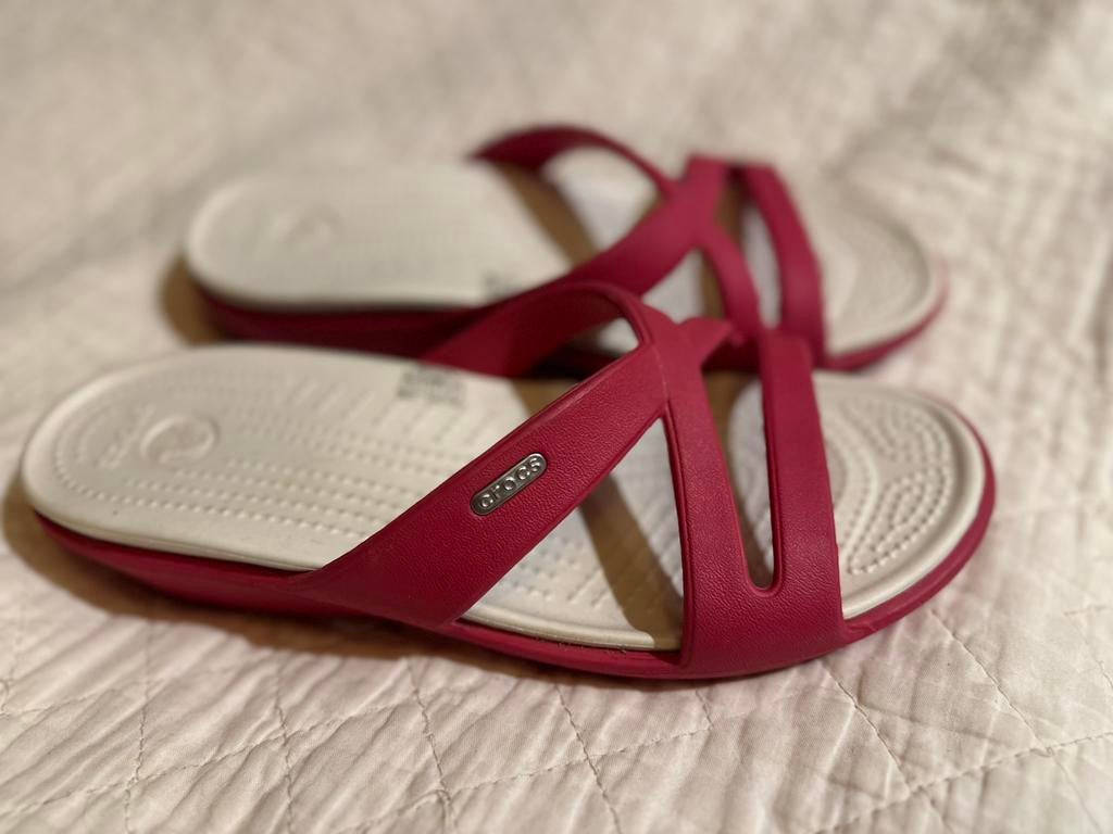 Crocs sandalen fuchsia. Maat W 10 ZGAN !!, Ophalen of Verzenden, Zo goed als nieuw, Roze, Sandalen of Muiltjes