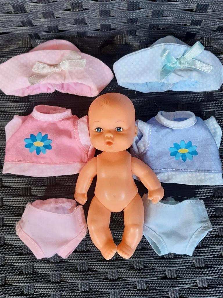 Vintage klein babypopje met 2 setjes kleertjes, Ophalen of Verzenden, Zo goed als nieuw, Babypop