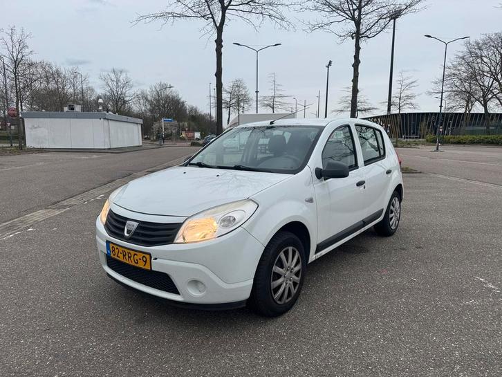Dacia Sandero 1.2 16V 55KW 2011 Wit apple Carplay trekhaak, Auto's, Dacia, Particulier, Sandero, Achteruitrijcamera, Airbags, Android Auto