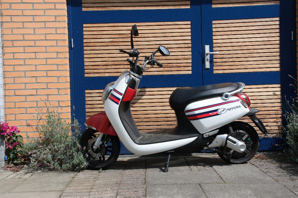 e scooter Nipponia Volty, Fietsen en Brommers, Snorfietsen en Snorscooters, Zo goed als nieuw, Overige merken, Benzine, Ophalen