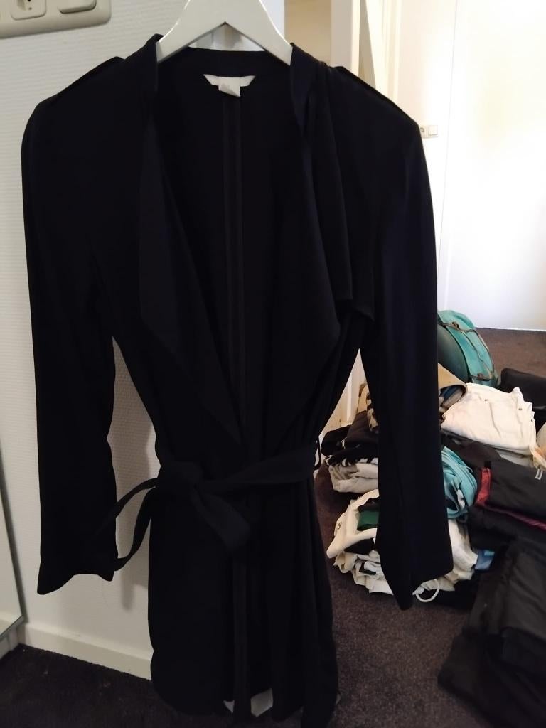 Zwarte lange dunne sierlijke dames jas, Kleding | Dames, Jassen | Zomer, Zo goed als nieuw, Maat 38/40 (M), Zwart, Ophalen