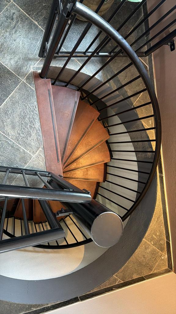 Prachtige wenteltrap met houten treden en metalen leuning, Ophalen, Zo goed als nieuw, Trap, 2 tot 4 meter