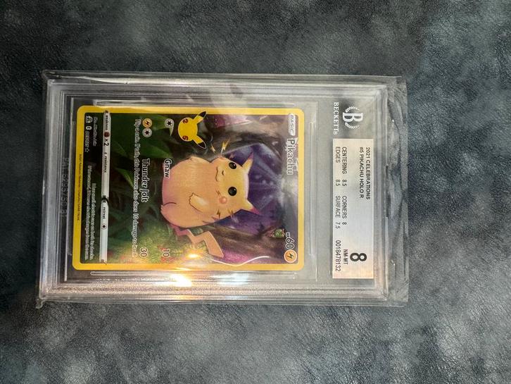 2x Pikachu Holo Celebrations BGS Graded Pokémon Kaarten, Hobby en Vrije tijd, Verzamelkaartspellen | Pokémon, Zo goed als nieuw