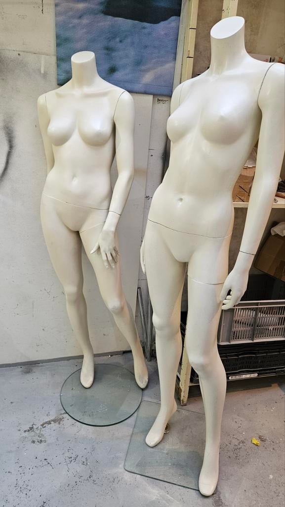 Witte etalagepoppen paspoppen, Ophalen