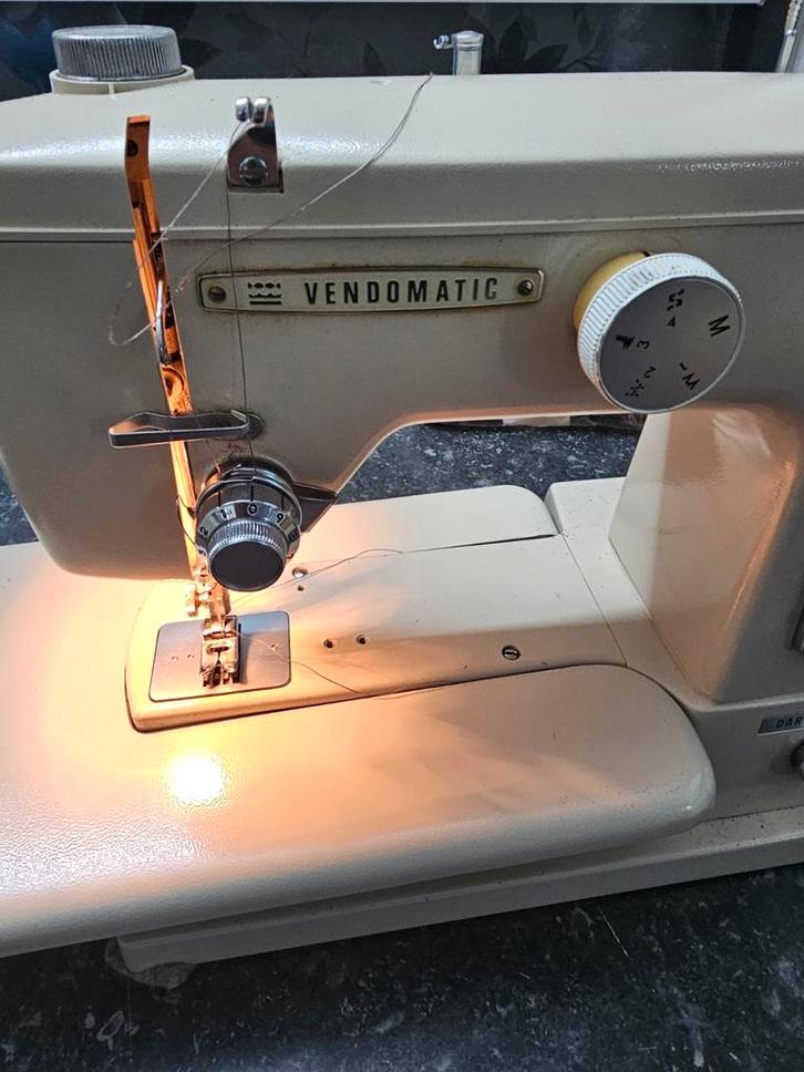 Vendomatic Naaimachine - type B 765 compleet, Hobby en Vrije tijd, Naaimachines en Toebehoren, Gebruikt, Naaimachine, Overige merken