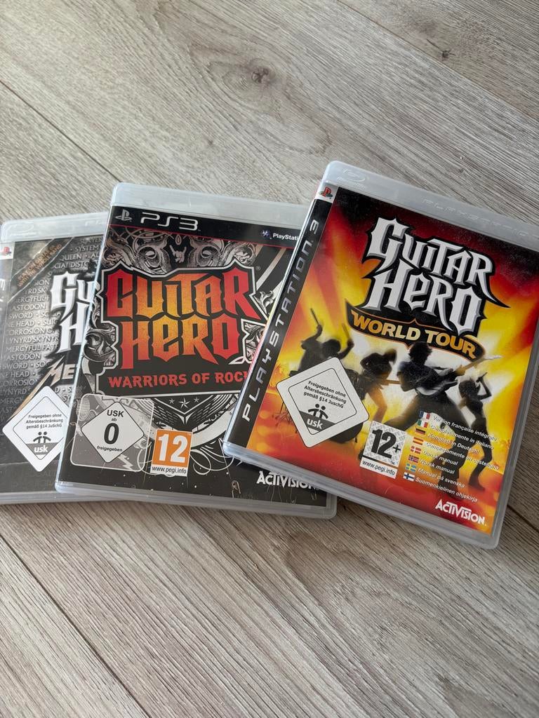 PS3 met 3 Guitar Hero games en 2 gitaren + 2 controllers, Ophalen, Gebruikt, Met 2 controllers, Met games