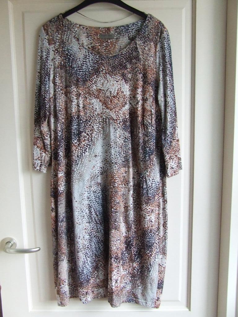 Nieuwe jurk fantasieprint van Open End maat 44, Kleding | Dames, Overige kleuren, Nieuw, Ophalen of Verzenden, Onder de knie