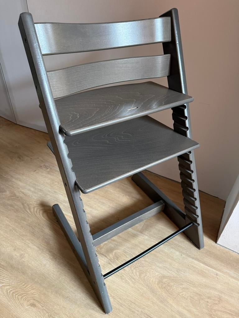 Nette Stokke Tripp Trapp Hazy Grey kinderstoel grijs bruin, Kinderen en Baby's, Kinderstoelen, Ophalen, Zo goed als nieuw, Meegroeistoel
