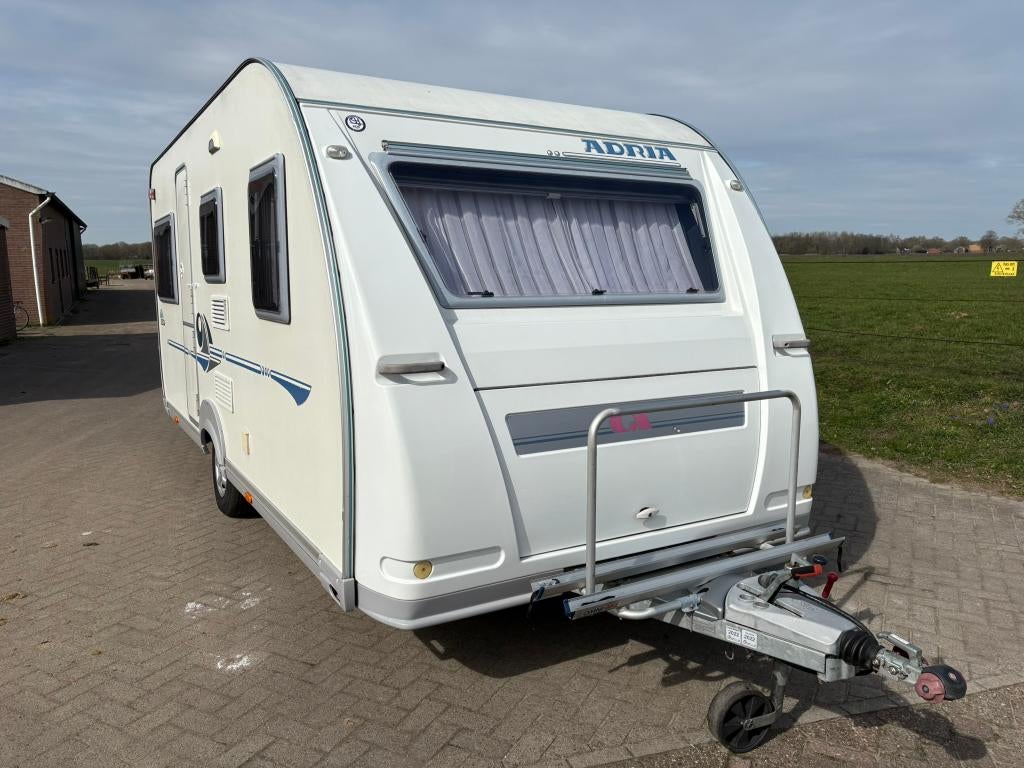 Mooie Adria - Adiva 462PD + VOORTENT, Caravans en Kamperen, Caravans, Particulier, tot en met 4, 1000 - 1250 kg, Rondzit, Adria