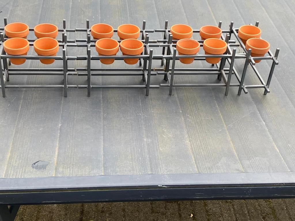 7 stalen rekjes met terracotta potjes metalen rek bloembak, Ophalen