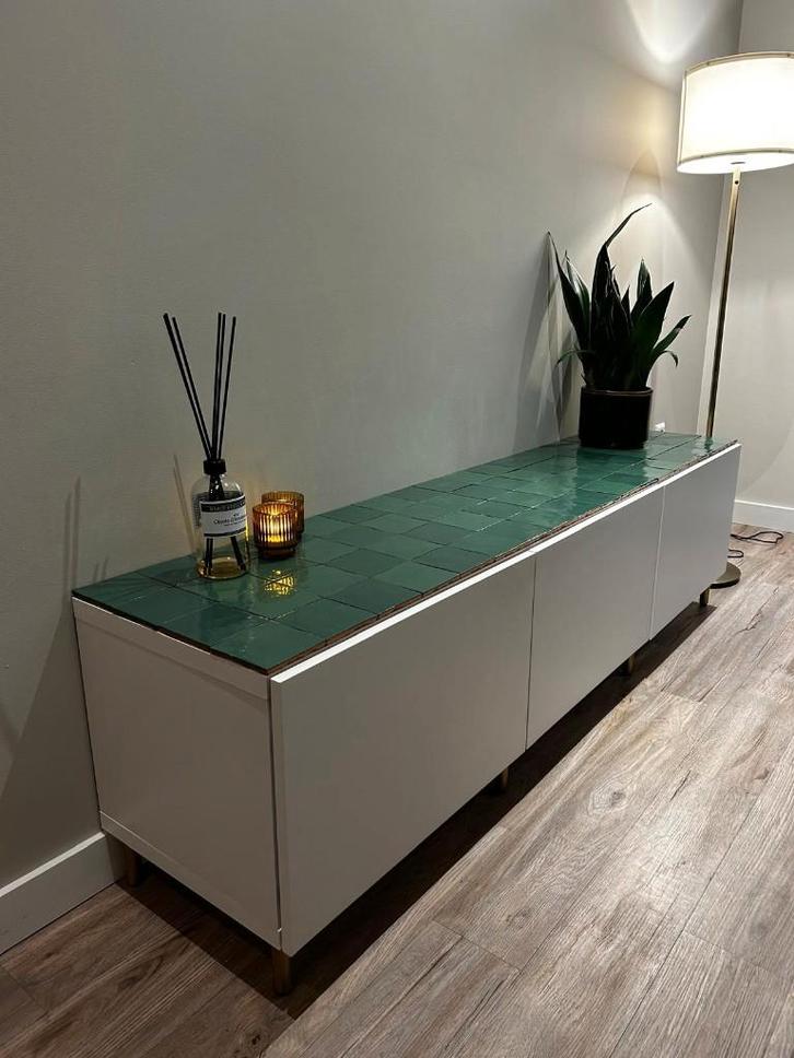 Uniek IKEA BESTÅ tv-meubel met tegels & gouden pootjes, Huis en Inrichting, Kasten | Televisiemeubels, Zo goed als nieuw, Minder dan 100 cm