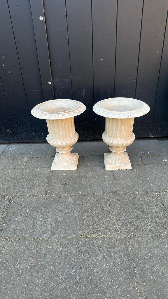 Twee gietijzeren vazen , tuin potten / vazen, Tuin en Terras, Tuinvazen, Ophalen, Zo goed als nieuw