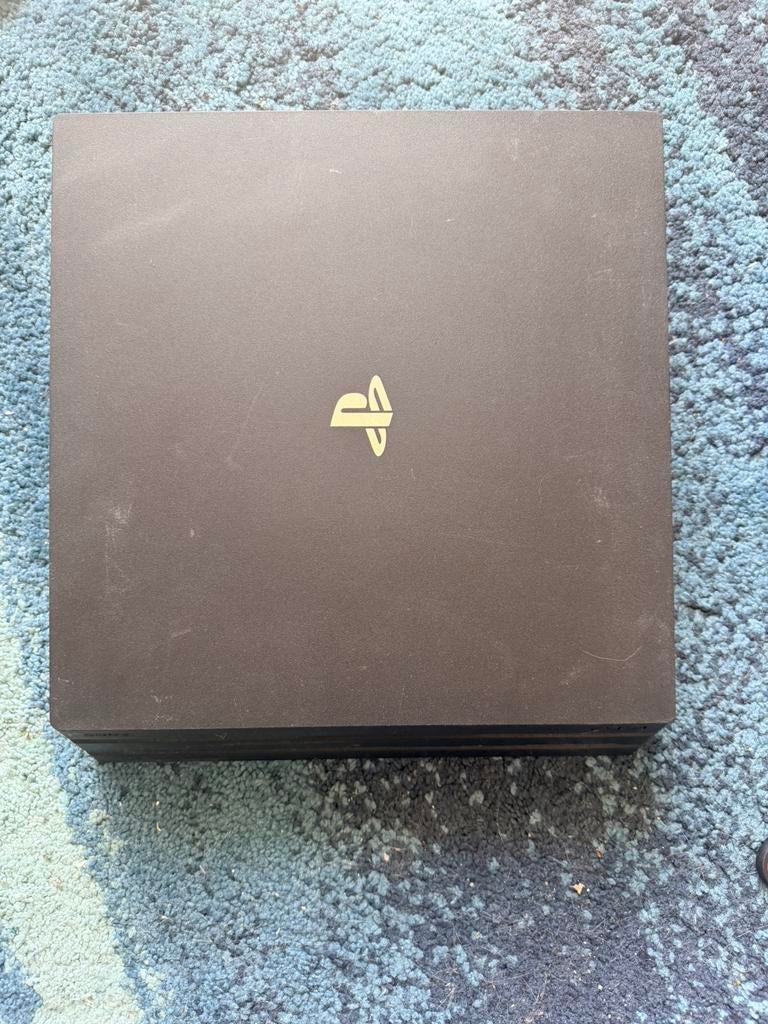PS4 pro 1TB, Ophalen, Met games, Met 2 controllers, Zo goed als nieuw