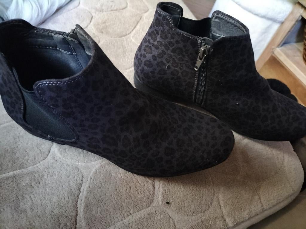 Korte laarsjes 7,50, Kleding | Dames, Schoenen, Ophalen of Verzenden, Zo goed als nieuw, Zwart, Sneakers of Gympen