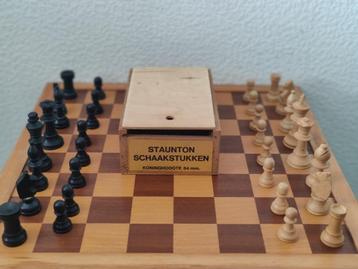 Vintage schaakbord en schaakstukken, schaakspel  beschikbaar voor biedingen