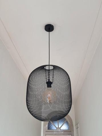 Zwarte metalen hanglamp beschikbaar voor biedingen