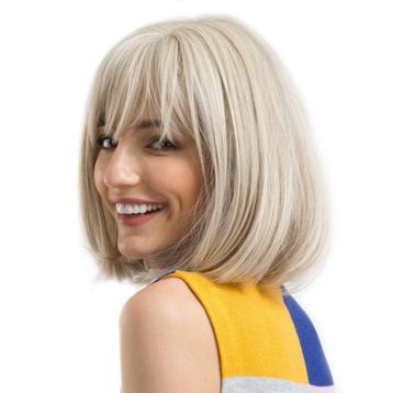 Witblonde pruik bob model met steil haar op schouderlengte beschikbaar voor biedingen