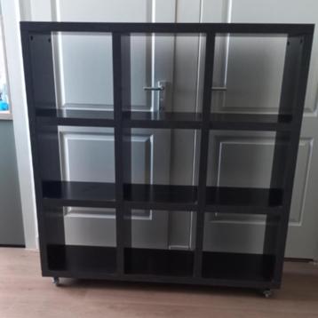 Cube bookshelf (9-cubes) on wheels beschikbaar voor biedingen