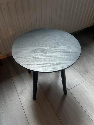 Twee zwarte houten Bijzettafels - 40cm beschikbaar voor biedingen