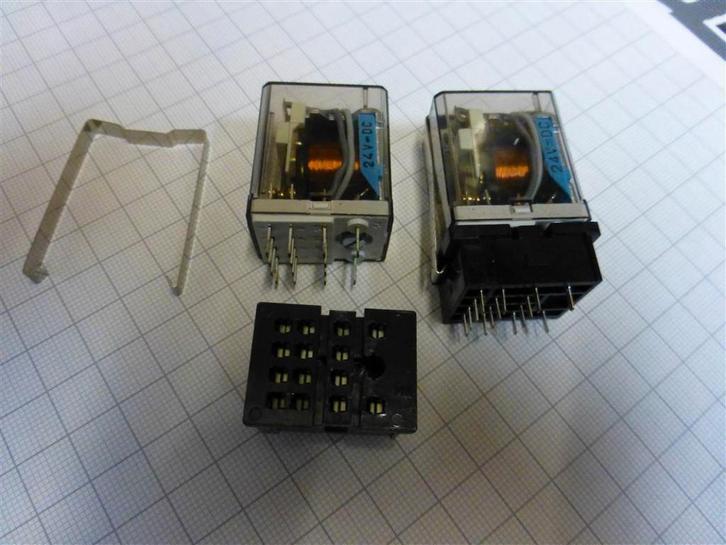 Relais 24Volt /4 x om Zettler incl. voet !, Hobby en Vrije tijd, Elektronica-componenten, Nieuw, Ophalen