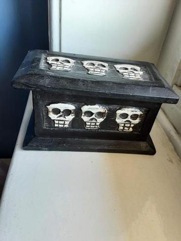 Vintage houten kistje met schedels? voodoo? 