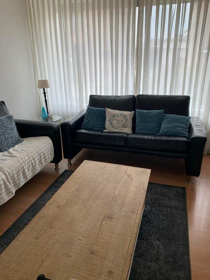 Strak zwart leren bankstel - Geleen, Huis en Inrichting, Banken | Bankstellen, Gebruikt, Ophalen