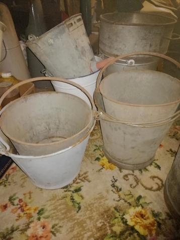 Verschillende oude melkemmers  beschikbaar voor biedingen
