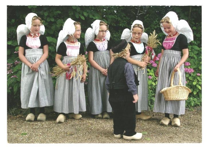 978411 Klederdracht Zeeland .Gelopen met zegel, Verzamelen, Ansichtkaarten | Nederland, Gelopen, Zeeland, Ophalen of Verzenden