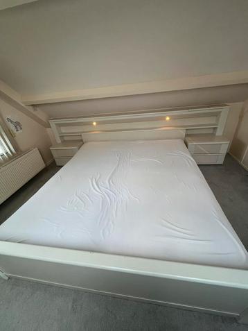 Tweepersoons bed met nachtkastje