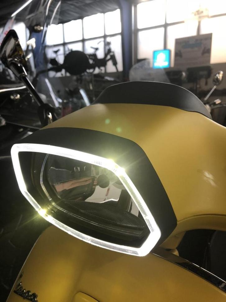 Vespa Sprint koplamp rand met led zwart of chrome, Fietsen en Brommers, Brommeronderdelen | Scooters, Nieuw, Vespa, Koplamp, Ophalen of Verzenden