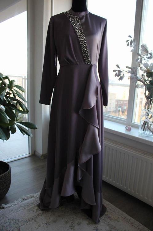 Lila, paars galajurk met stenen versiering en rushes, mt 40, Kleding | Dames, Gelegenheidskleding, Zo goed als nieuw, Galajurk