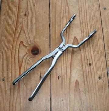 Antieke brikettentang beschikbaar voor biedingen