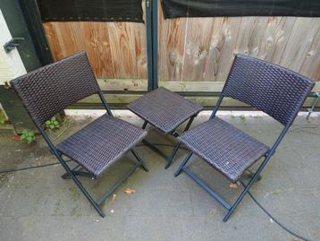 Rotan set: 2 stoelen + krukje/tafeltje beschikbaar voor biedingen