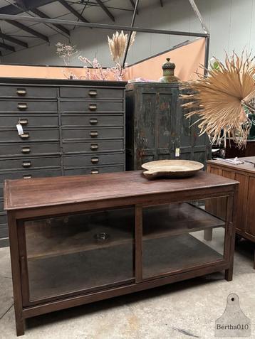 Prachtige grote antieke toonbank met glas keukeneiland beschikbaar voor biedingen