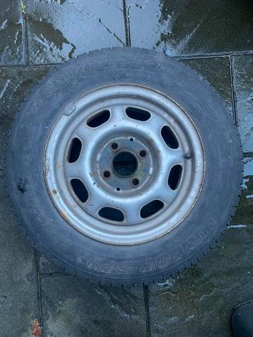 Aanhangwagen band met genoeg profiel beschikbaar voor biedingen