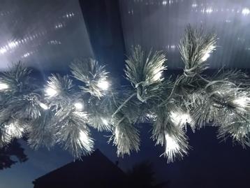 Natuurgetrouwe kerst guirlande / 96 fel witte LED lampjes beschikbaar voor biedingen
