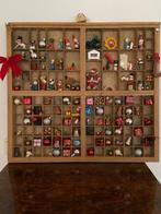 Vintage oude letterbak met ca 100 miniatuurtjes, Antiek en Kunst, Curiosa en Brocante, Ophalen of Verzenden