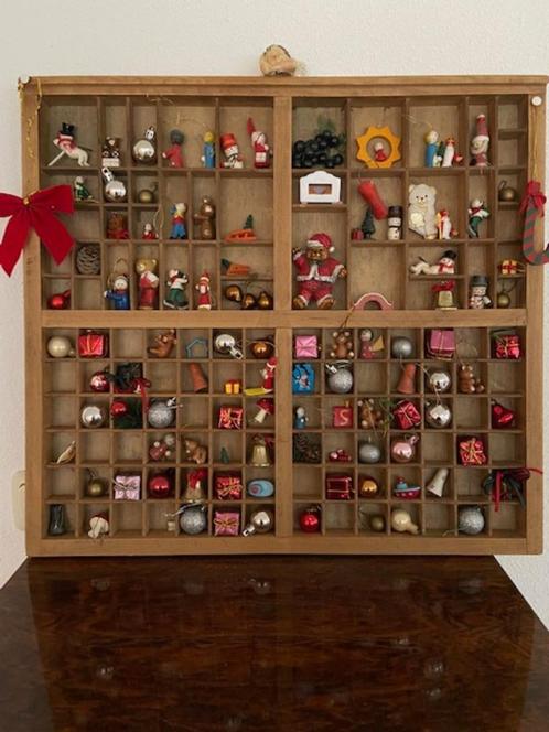 Vintage oude letterbak met ca 100 miniatuurtjes, Antiek en Kunst, Curiosa en Brocante, Ophalen of Verzenden
