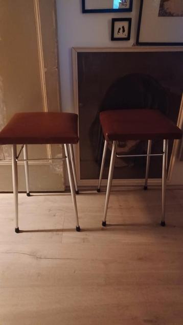2x vintage  kruk    de prijs is per stuk  beschikbaar voor biedingen
