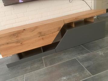Moderne TV-meubel van hout en zwart design – 160 cm breed beschikbaar voor biedingen