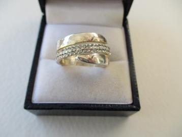 Zilverkleur ring 19 mm. gedraaid model dubbele rij steentjes beschikbaar voor biedingen