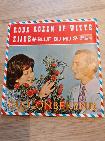 Duo onbekend /rode rozen op witte zijde beschikbaar voor biedingen