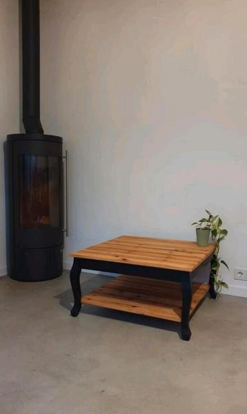 Houten salon tafel  beschikbaar voor biedingen