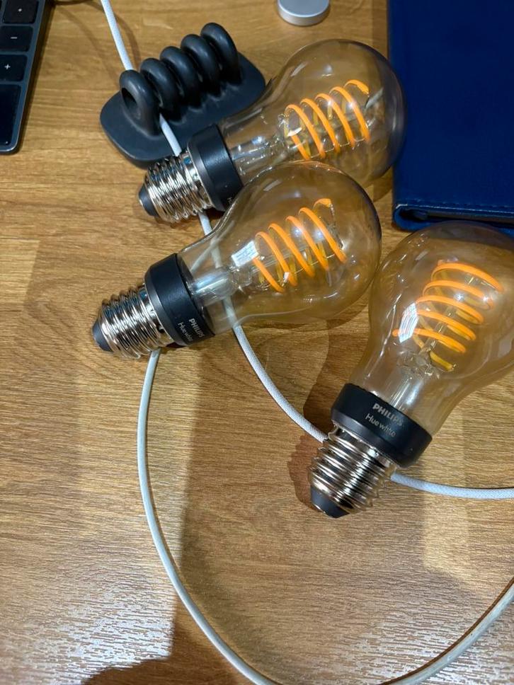 Philips Hue Filamentlamp White Standaard E27 - 2023 - 3-pack, Huis en Inrichting, Lampen | Losse lampen, Zo goed als nieuw, Led-lamp